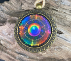 Amulett – bronzefarben, Portal mit Frequenz Muster, Disc in regenbogenfarbend 25 mm – Produktansicht 1