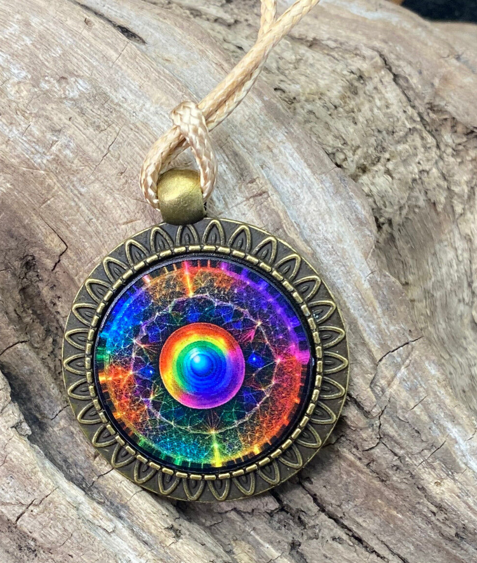 Amulett – bronzefarben, Portal mit Frequenz Muster, Disc in regenbogenfarbend 25 mm – Produktansicht 1