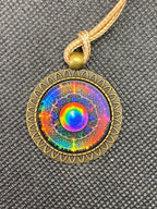 Amulett – bronzefarben, Portal mit Frequenz Muster, Disc in regenbogenfarbend 25 mm – Produktansicht 1