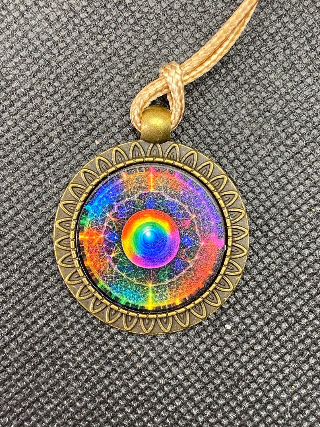 Amulett – bronzefarben, Portal mit Frequenz Muster, Disc in regenbogenfarbend 25 mm – Produktansicht 1
