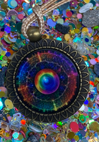 Amulett – bronzefarben, Portal mit Frequenz Muster, Disc in regenbogenfarbend 25 mm – Produktansicht 1