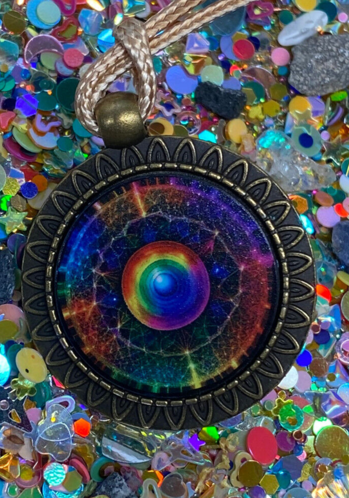 Amulett – bronzefarben, Portal mit Frequenz Muster, Disc in regenbogenfarbend 25 mm – Produktansicht 1