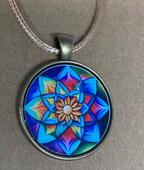 Amulett – Lotus – 25 mm / goldlegiert / bunt – Produktansicht 1
