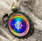 Amulett – Sternenkranz – Sri Yantra + Merkaba – 25 mm / goldlegiert / regenbogenfarben – Produktansicht 1