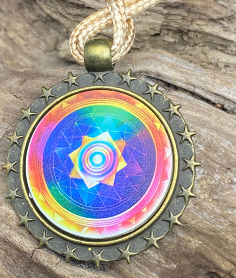 Amulett – Sternenkranz – Sri Yantra + Merkaba – 25 mm / goldlegiert / regenbogenfarben – Produktansicht 1