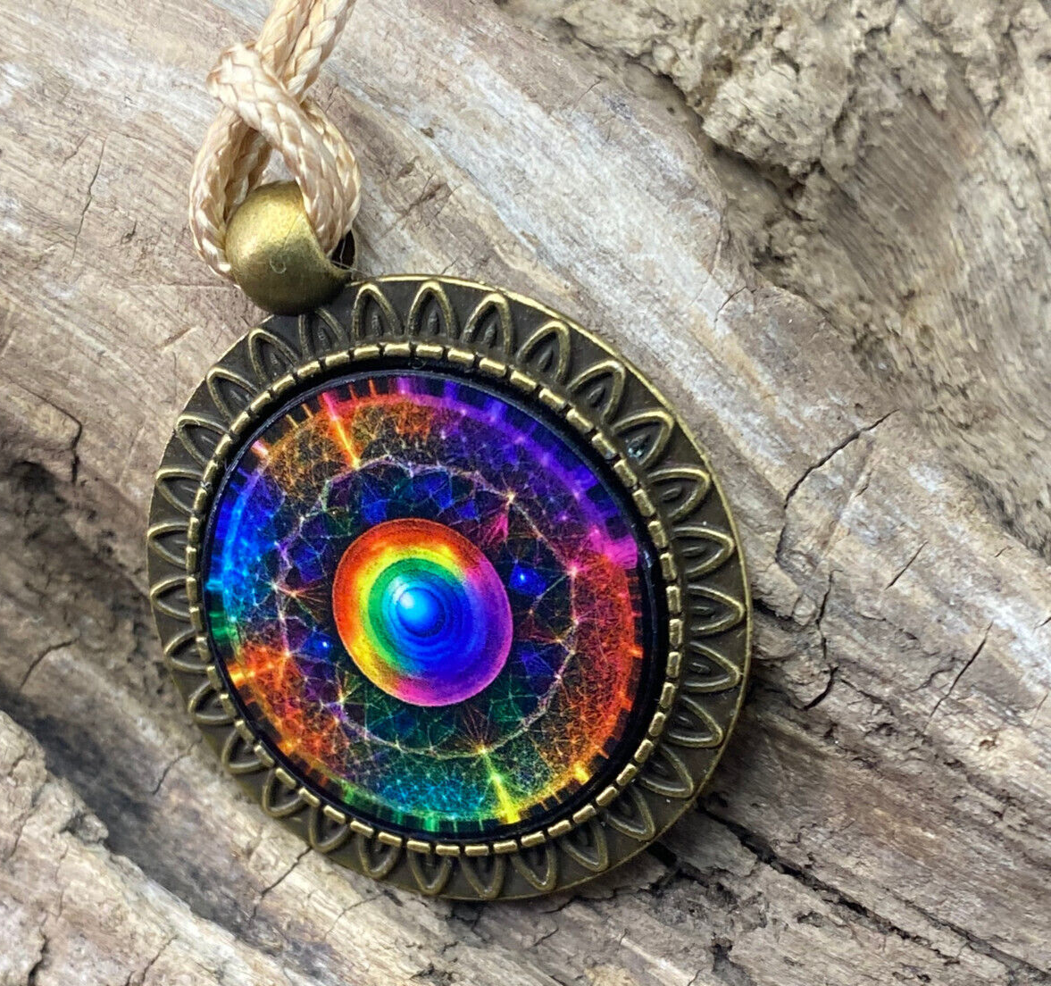 Amulett – bronzefarben, Portal mit Frequenz Muster, Disc in regenbogenfarbend 25 mm – Produktansicht 1