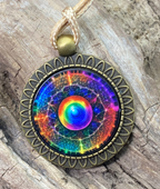 Amulett – bronzefarben, Portal mit Frequenz Muster, Disc in regenbogenfarbend 25 mm – Produktansicht 1