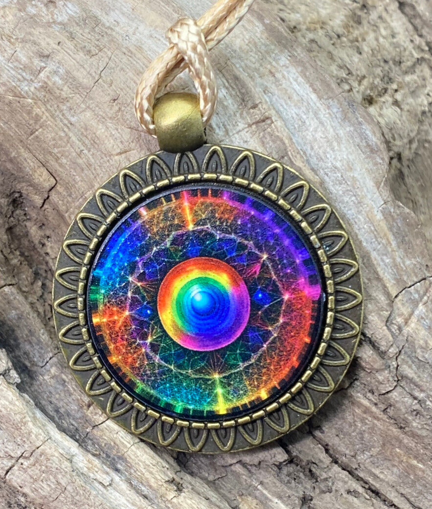 Amulett – bronzefarben, Portal mit Frequenz Muster, Disc in regenbogenfarbend 25 mm – Produktansicht 1