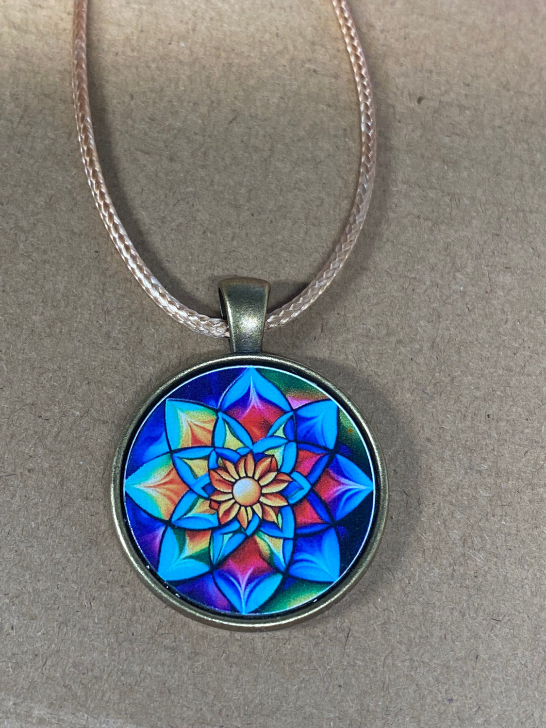 Amulett – Lotus – 25 mm / goldlegiert / bunt – Produktansicht 1