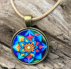 Amulett – Lotus – 25 mm / goldlegiert / bunt – Produktansicht 1