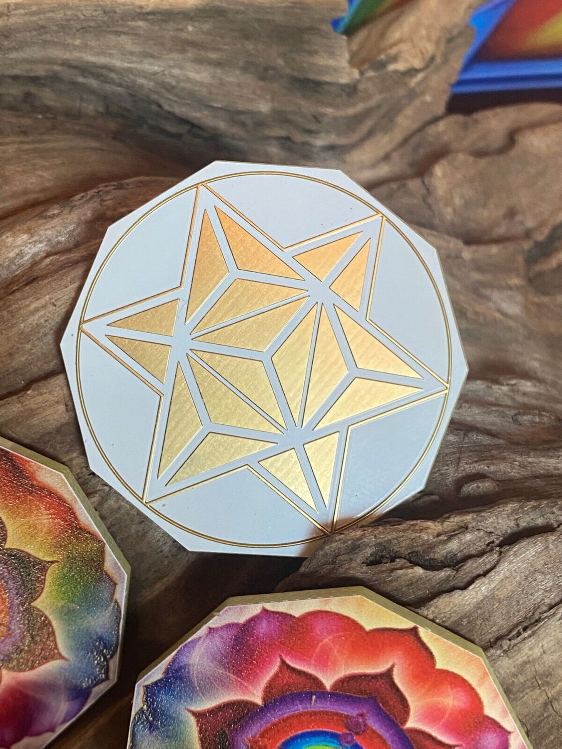 37 mm Disc 6er – Set – Merkaba+ den Regenbogen Lotus, doppelseitig, 1 Seite goldlegiert, kupferunterlegt – Produktansicht 1
