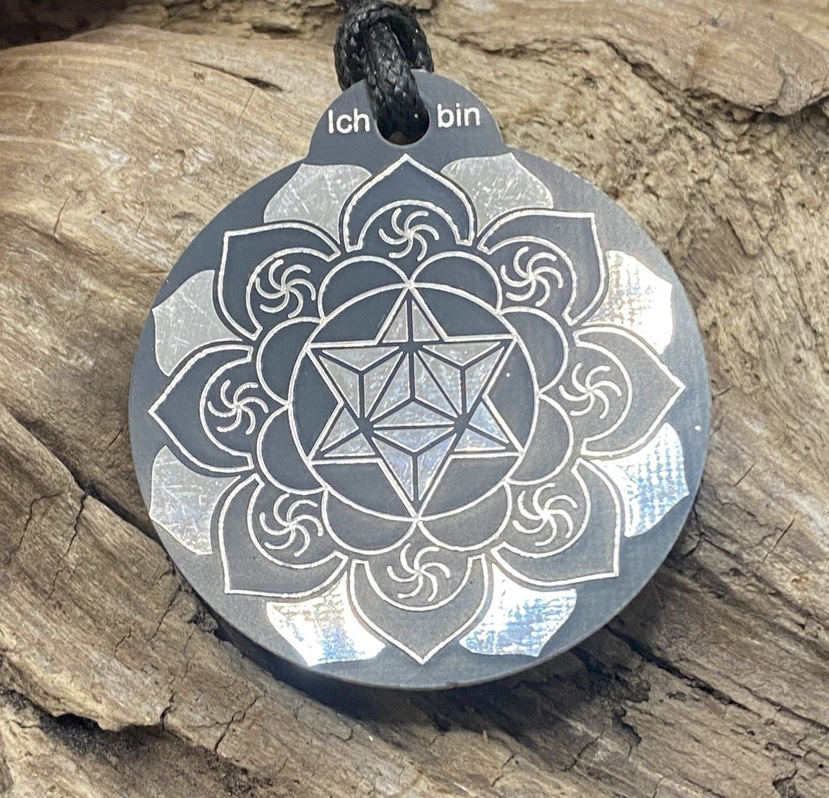 Amulett – Ich bin – Merkaba – Triskele schwarz mit zinnlegiert ca. 48mmx52 mm – Produktansicht 1