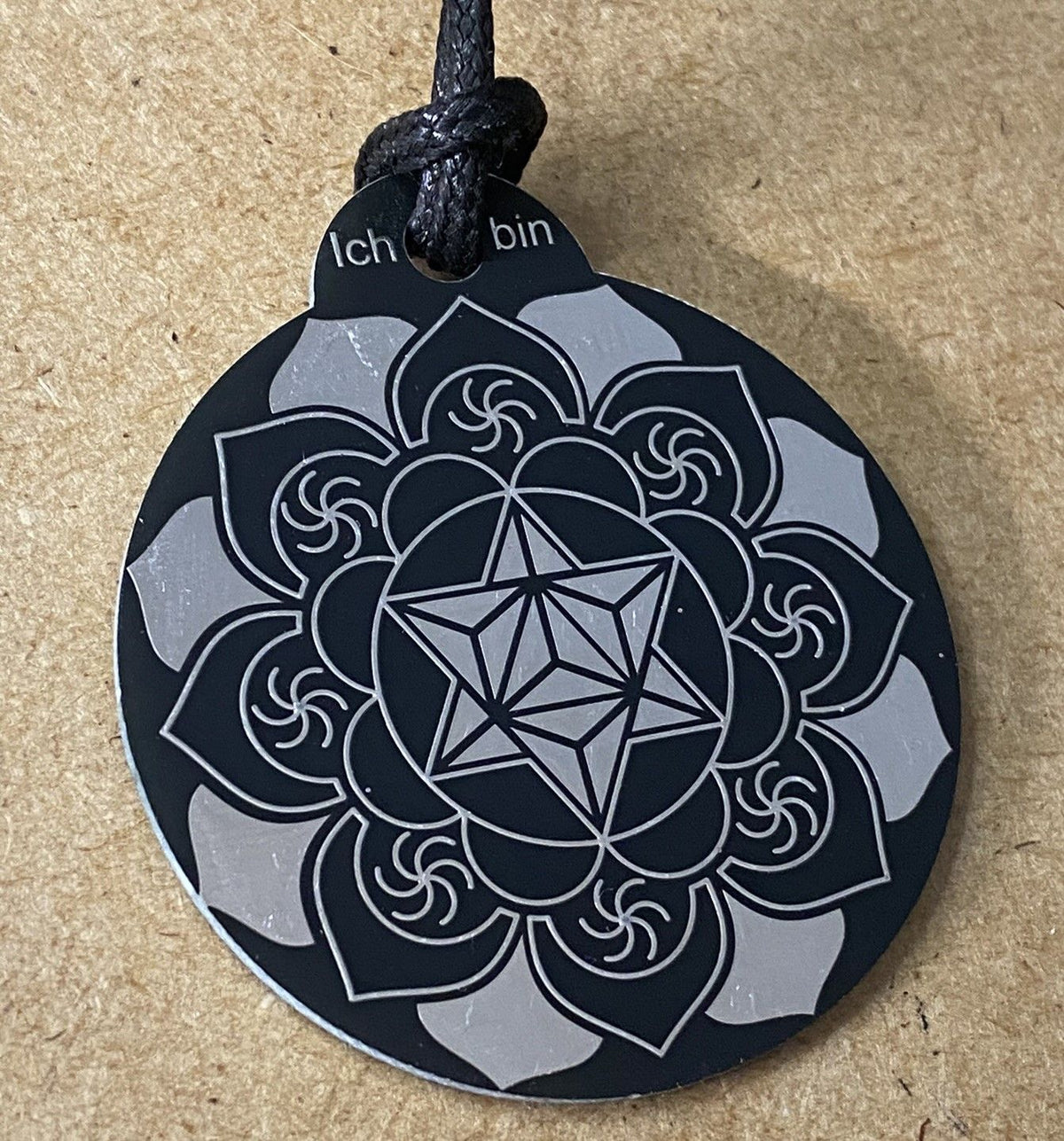 Amulett – Ich bin – Merkaba – Triskele schwarz mit zinnlegiert ca. 48mmx52 mm – Produktansicht 1