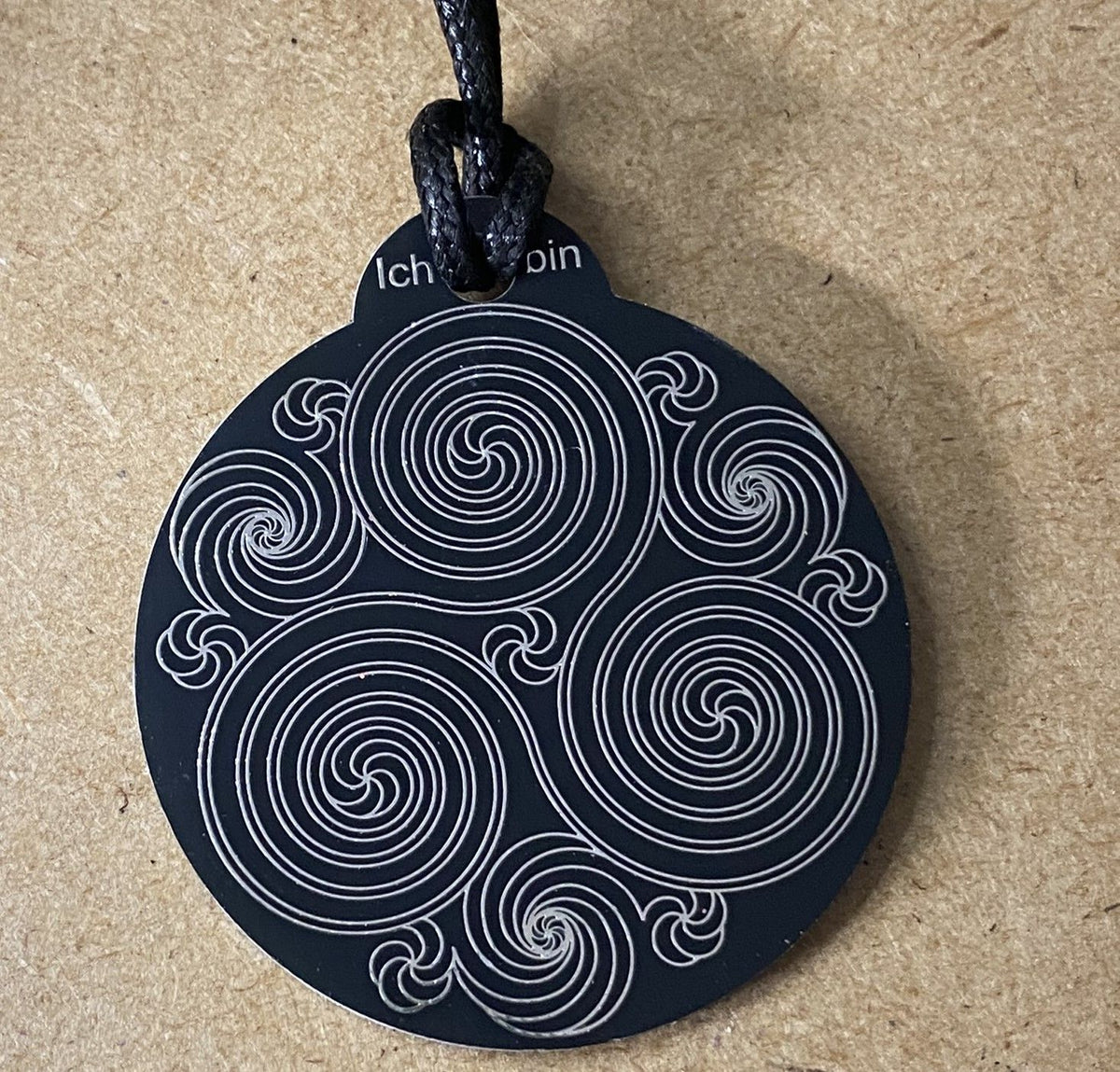 Amulett – Ich bin – Merkaba – Triskele schwarz mit zinnlegiert ca. 48mmx52 mm – Produktansicht 1