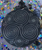 Amulett – Ich bin – Merkaba – Triskele schwarz mit zinnlegiert ca. 48mmx52 mm – Produktansicht 1