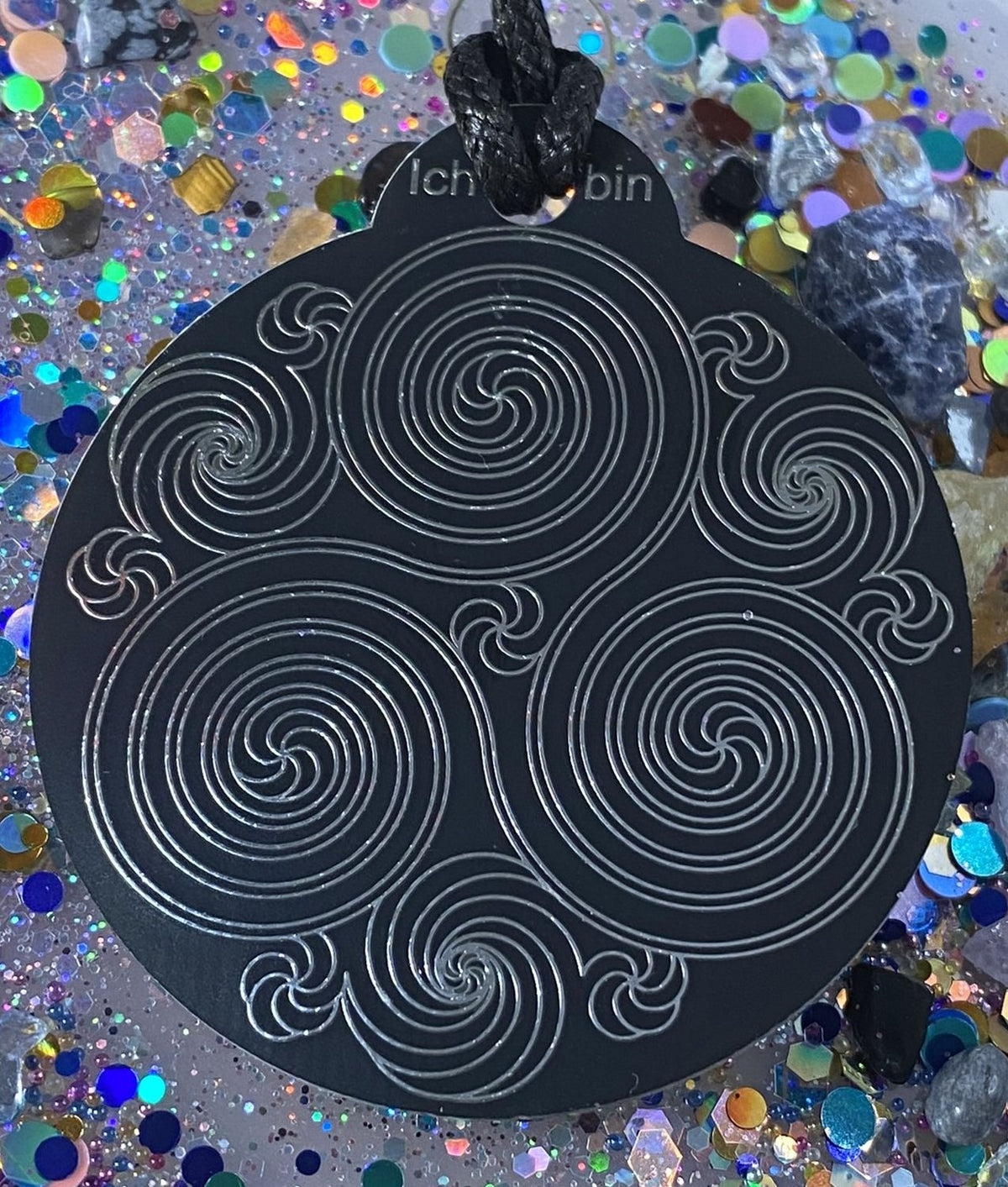 Amulett – Ich bin – Merkaba – Triskele schwarz mit zinnlegiert ca. 48mmx52 mm – Produktansicht 1