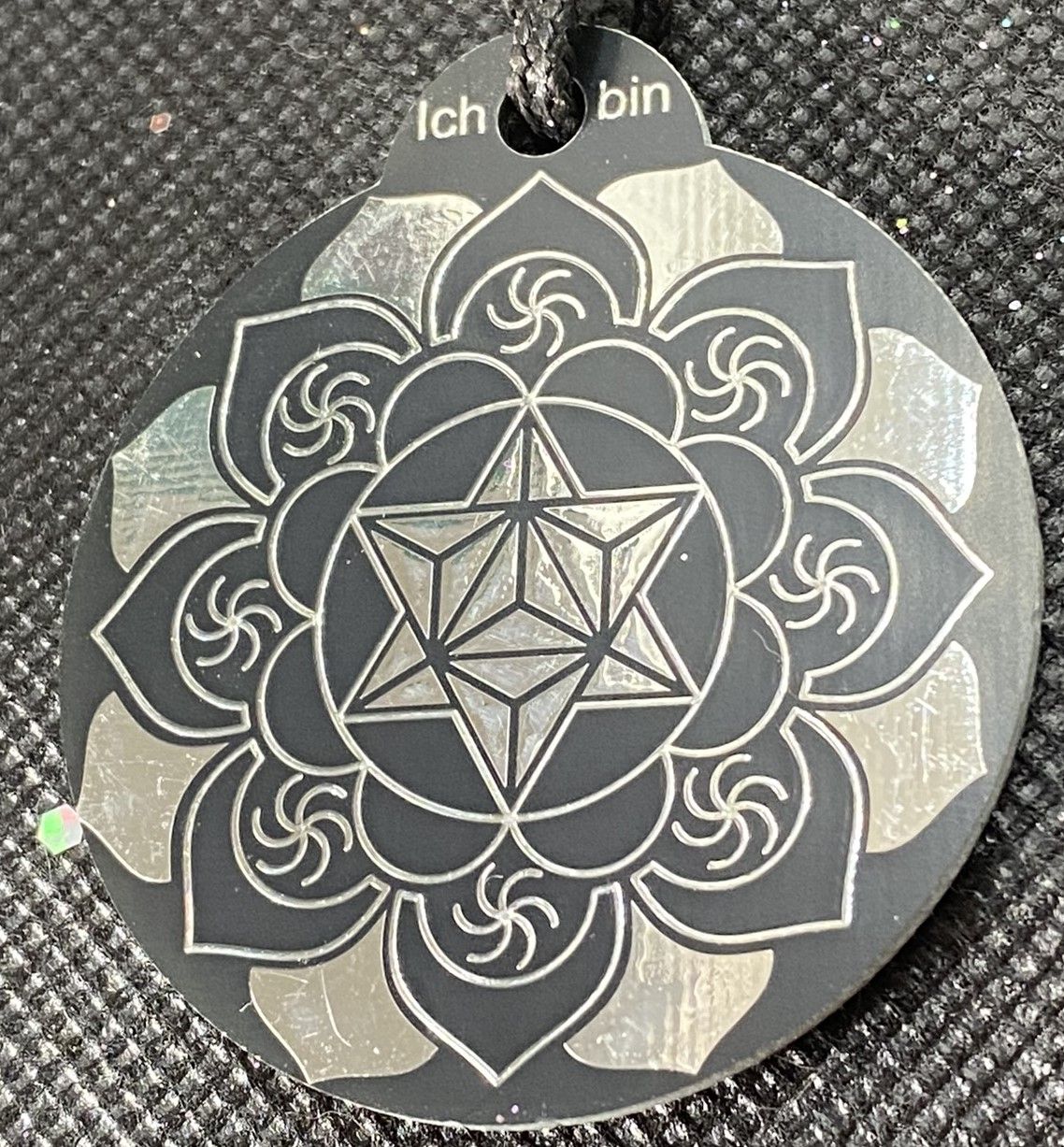 Amulett – Ich bin – Merkaba – Triskele schwarz mit zinnlegiert ca. 48mmx52 mm – Produktansicht 1