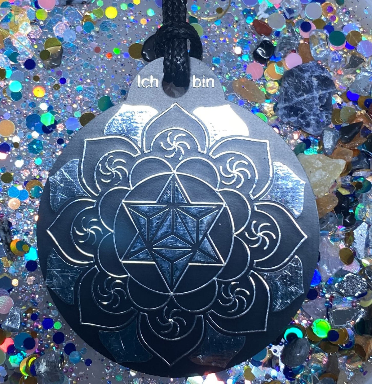 Amulett – Ich bin – Merkaba – Triskele schwarz mit zinnlegiert ca. 48mmx52 mm – Produktansicht 1