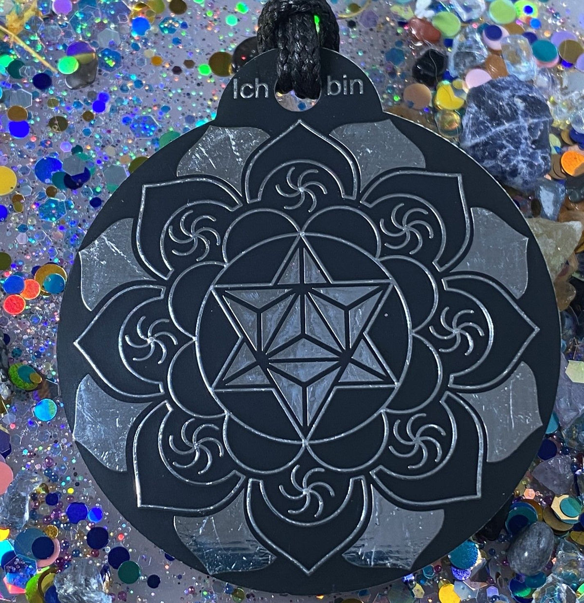 Amulett – Ich bin – Merkaba – Triskele schwarz mit zinnlegiert ca. 48mmx52 mm – Produktansicht 1