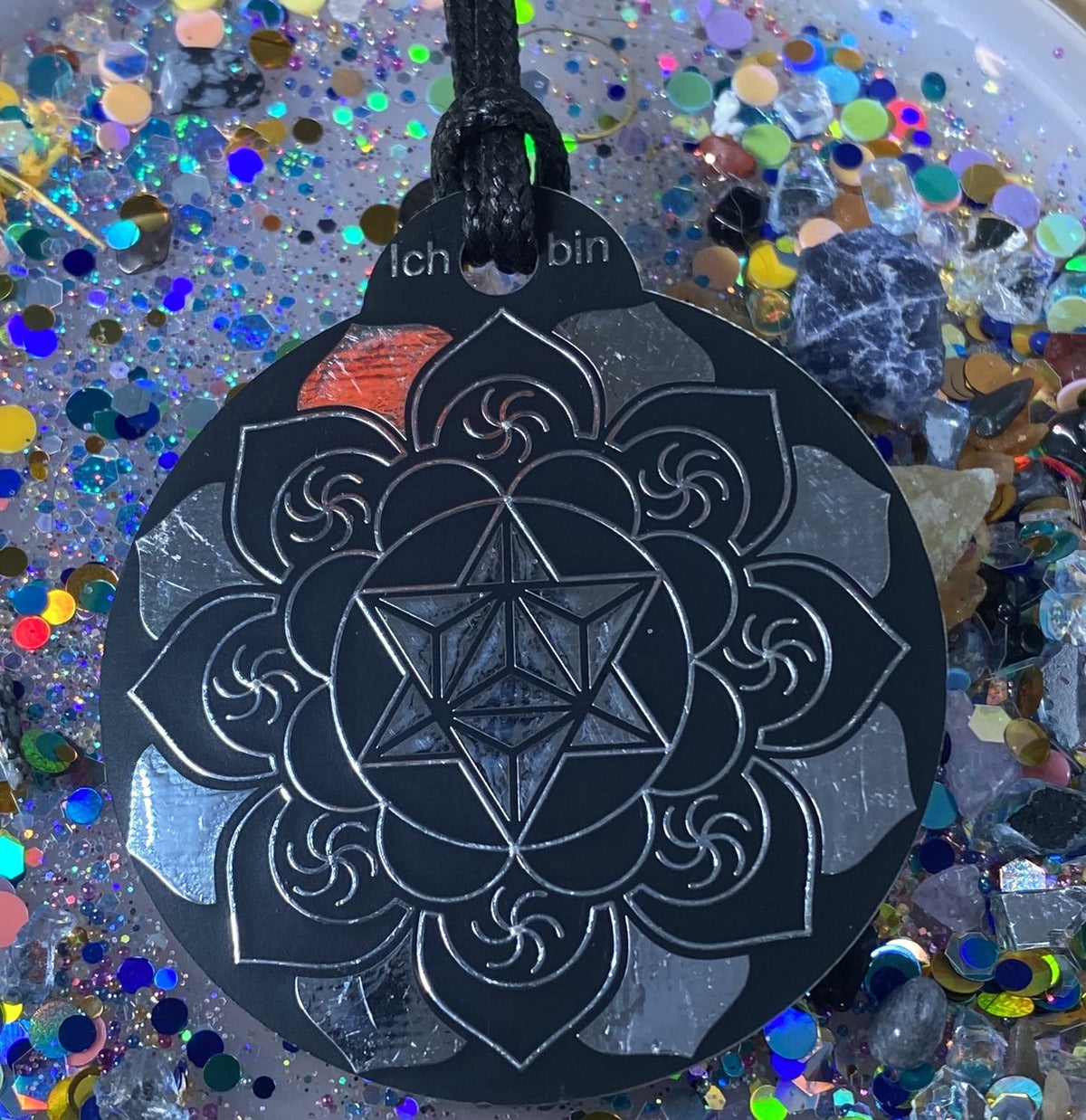 Amulett – Ich bin – Merkaba – Triskele schwarz mit zinnlegiert ca. 48mmx52 mm – Produktansicht 1