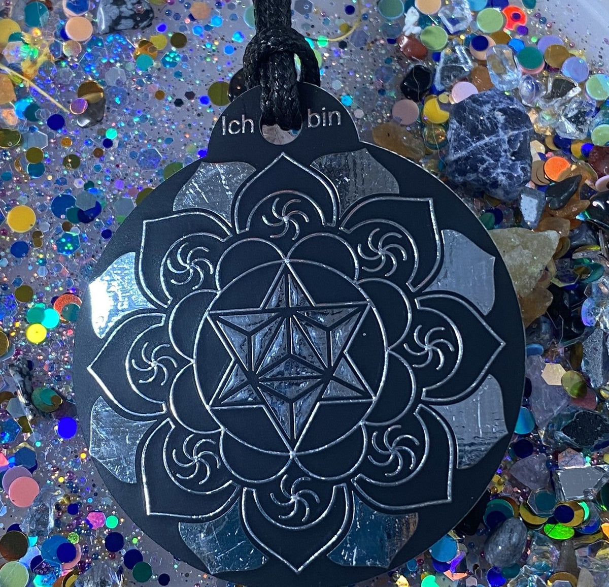 Amulett – Ich bin – Merkaba – Triskele schwarz mit zinnlegiert ca. 48mmx52 mm – Produktansicht 1