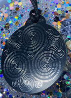 Amulett – Ich bin – Merkaba – Triskele schwarz mit zinnlegiert ca. 48mmx52 mm – Produktansicht 1