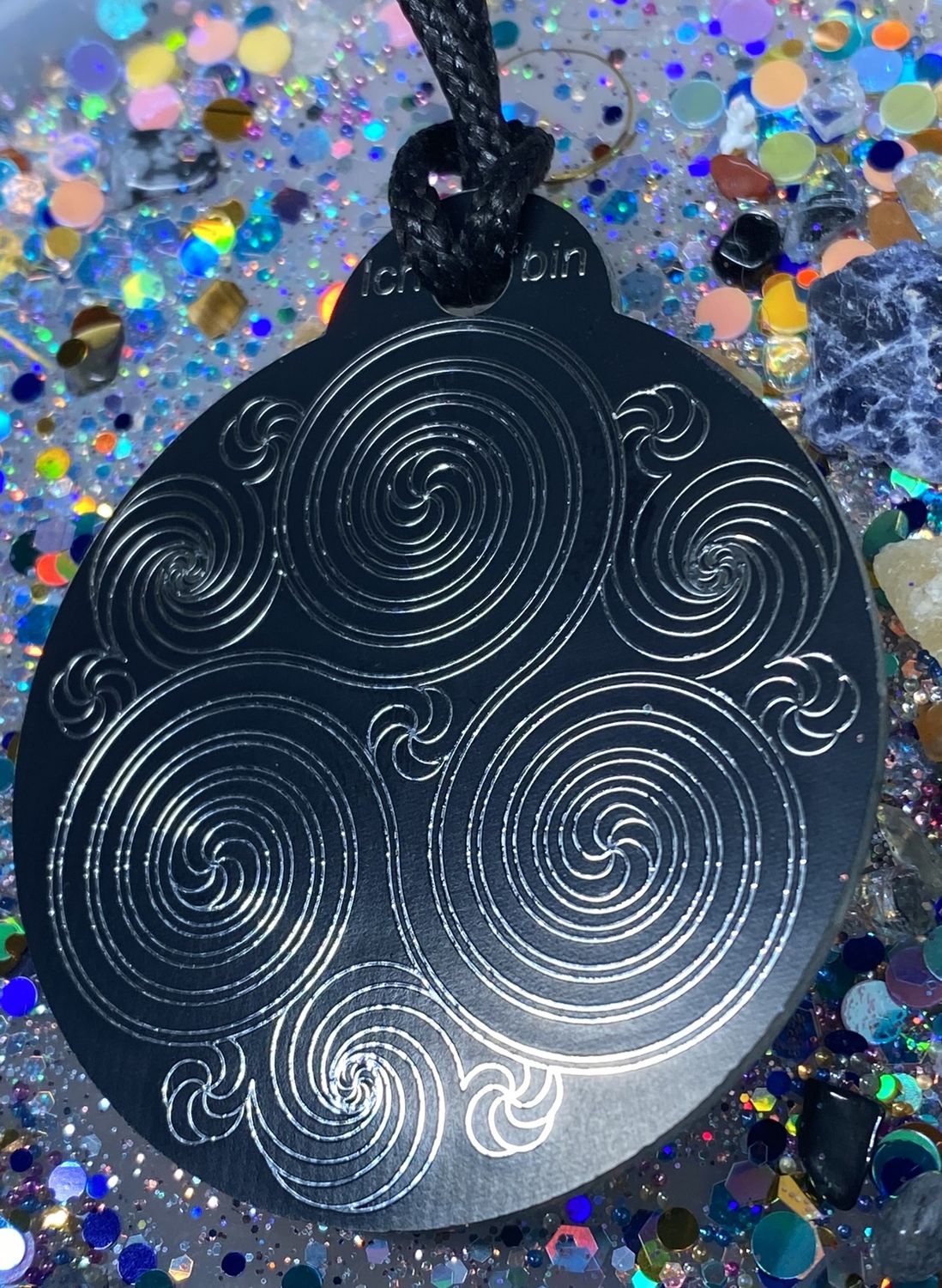 Amulett – Ich bin – Merkaba – Triskele schwarz mit zinnlegiert ca. 48mmx52 mm – Produktansicht 1