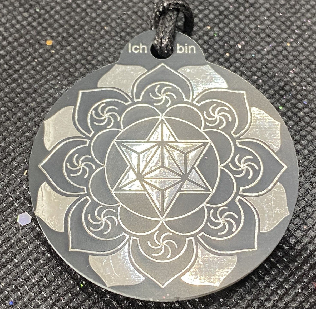 Amulett – Ich bin – Merkaba – Triskele schwarz mit zinnlegiert ca. 48mmx52 mm – Produktansicht 1