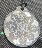 Amulett – Ich bin – Merkaba – Triskele schwarz mit zinnlegiert ca. 48mmx52 mm – Produktansicht 1