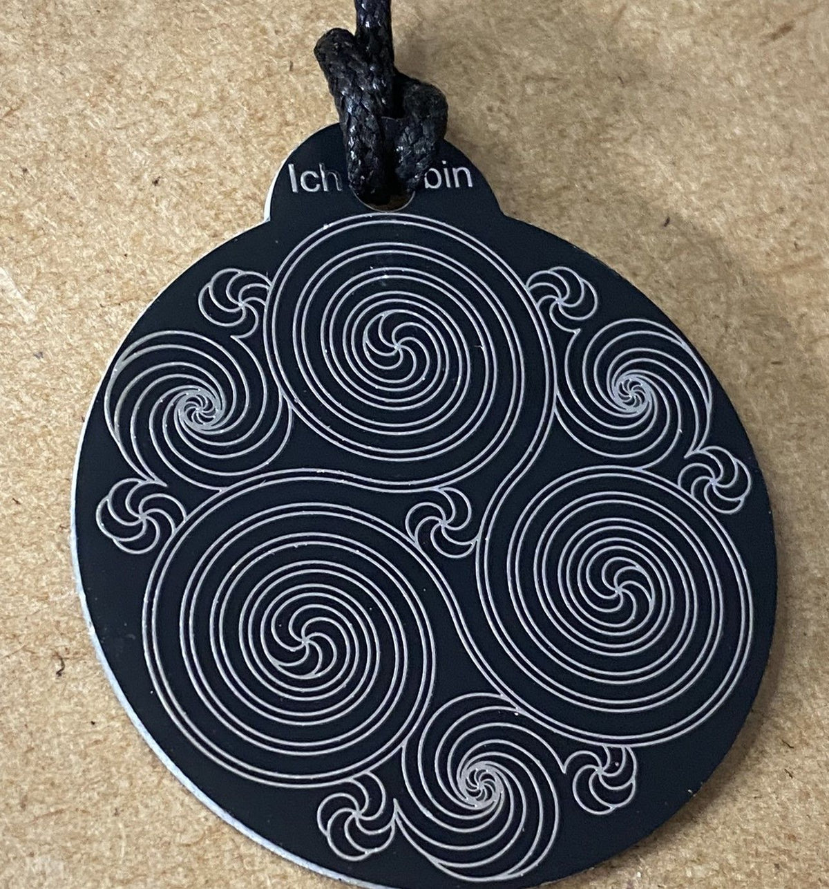 Amulett – Ich bin – Merkaba – Triskele schwarz mit zinnlegiert ca. 48mmx52 mm – Produktansicht 1