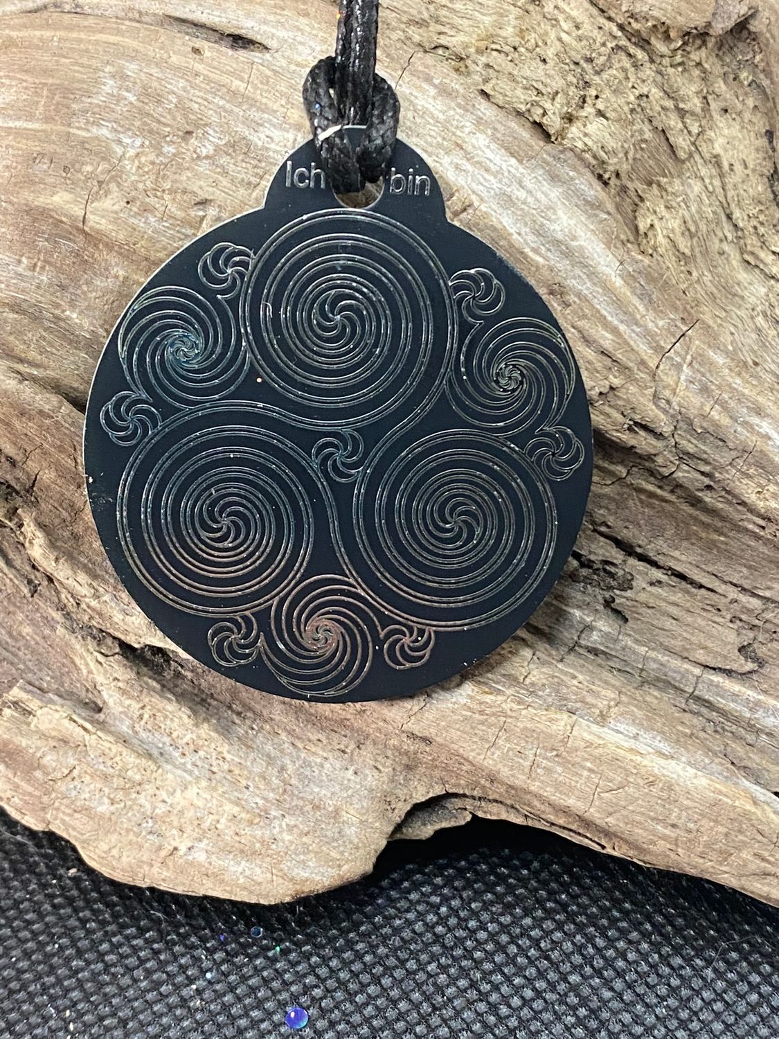 Amulett – Ich bin – Merkaba – Triskele schwarz mit zinnlegiert ca. 48mmx52 mm – Produktansicht 1