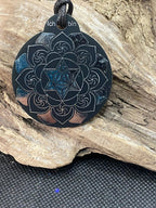 Amulett – Ich bin – Merkaba – Triskele schwarz mit zinnlegiert ca. 48mmx52 mm – Produktansicht 1