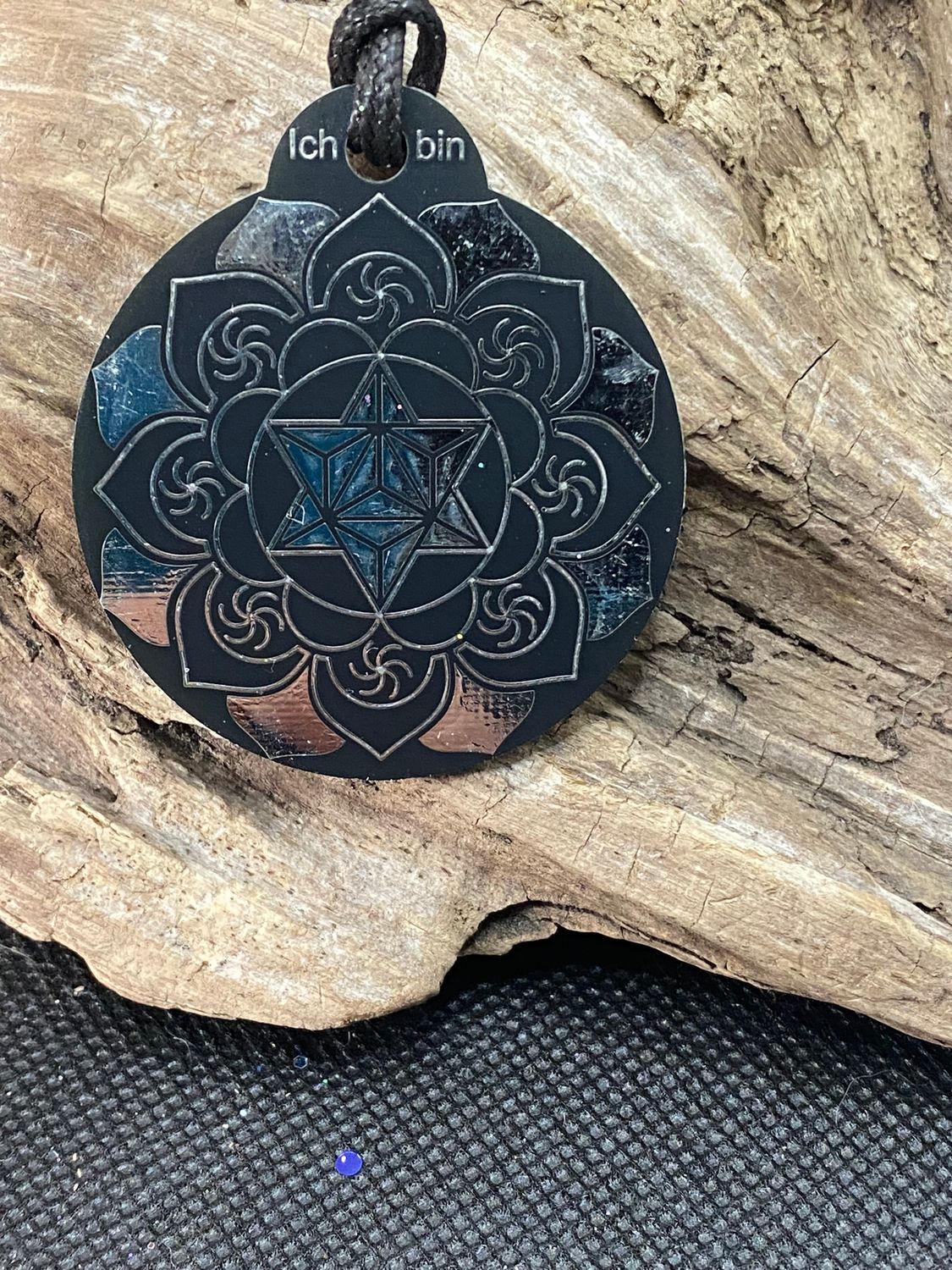 Amulett – Ich bin – Merkaba – Triskele schwarz mit zinnlegiert ca. 48mmx52 mm – Produktansicht 1