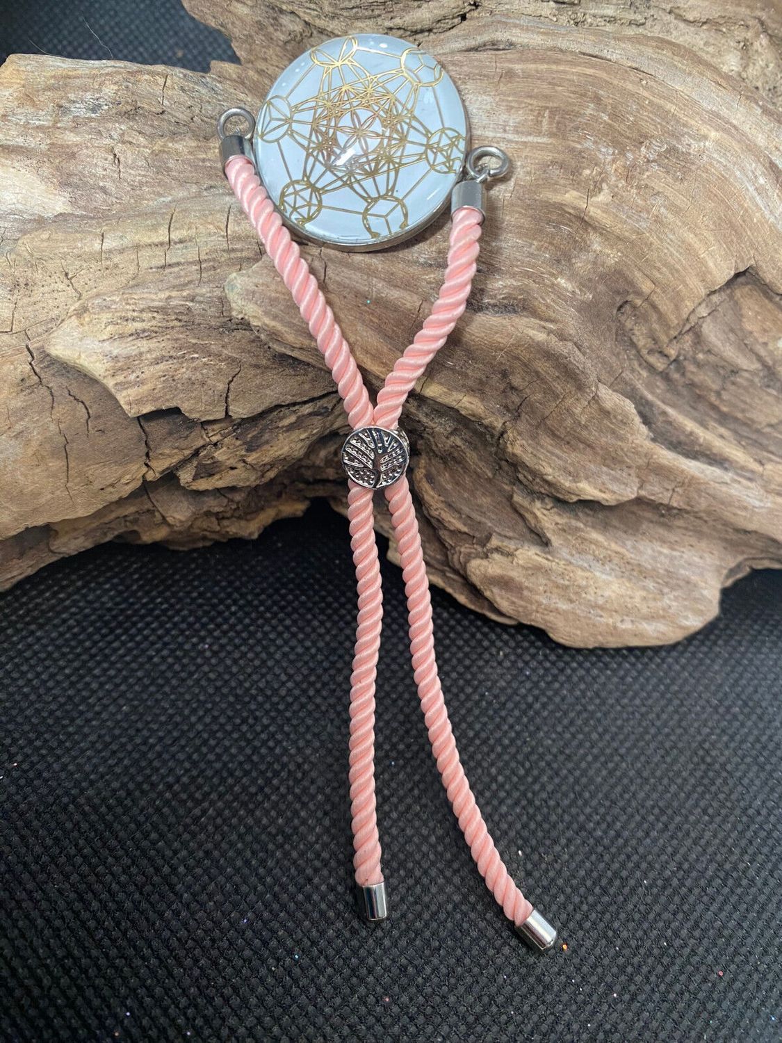 Armband-Kordel, zartrose, Metatron mit den platonischen Körpern, Disc(hinter Glas) gold legiert + Kupfer unterlegt ca. 25 mm, Verschluss durch Ziehen in der Größe leicht zu verstellen