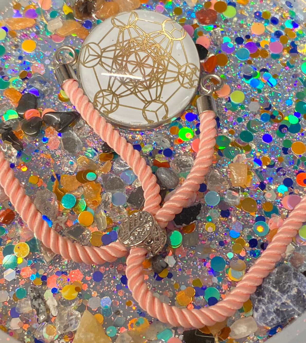 Armband-Kordel, zartrose, Metatron mit den platonischen Körpern, Disc(hinter Glas) gold legiert + Kupfer unterlegt ca. 25 mm, Verschluss durch Ziehen in der Größe leicht zu verstellen