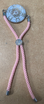 Armband-Kordel, zartrose, Metatron mit den platonischen Körpern, Disc(hinter Glas) gold legiert + Kupfer unterlegt ca. 25 mm, Verschluss durch Ziehen in der Größe leicht zu verstellen