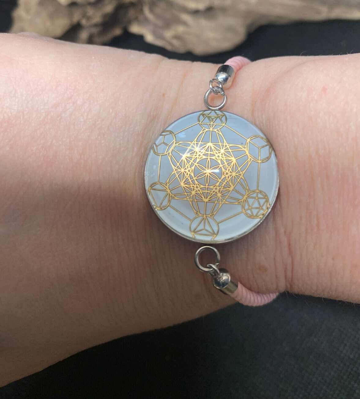 Armband-Kordel, zartrose, Metatron mit den platonischen Körpern, Disc(hinter Glas) gold legiert + Kupfer unterlegt ca. 25 mm, Verschluss durch Ziehen in der Größe leicht zu verstellen