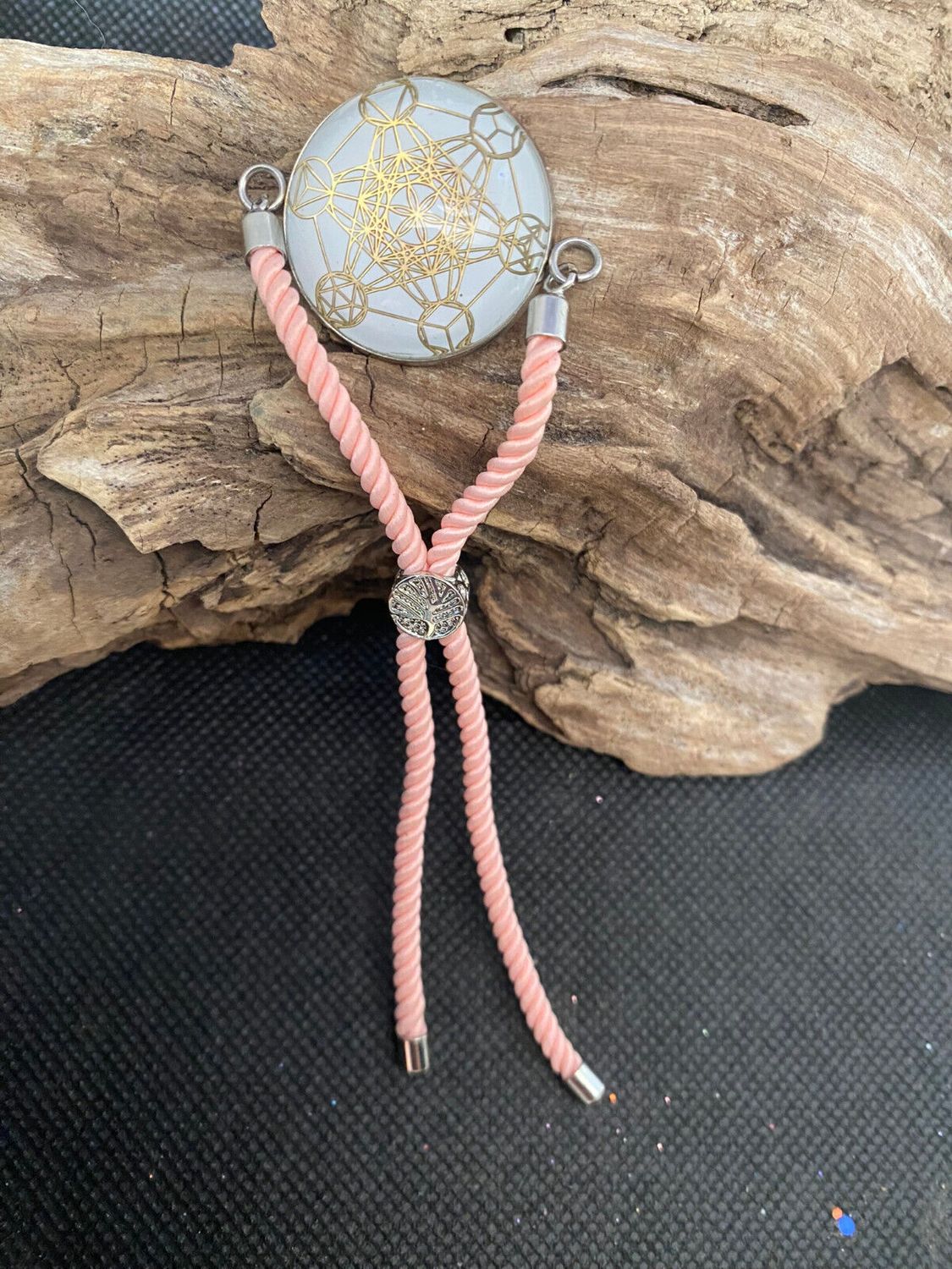 Armband-Kordel, zartrose, Metatron mit den platonischen Körpern, Disc(hinter Glas) gold legiert + Kupfer unterlegt ca. 25 mm, Verschluss durch Ziehen in der Größe leicht zu verstellen