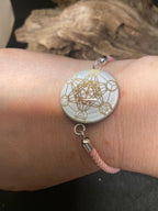 Armband-Kordel, zartrose, Metatron mit den platonischen Körpern, Disc(hinter Glas) gold legiert + Kupfer unterlegt ca. 25 mm, Verschluss durch Ziehen in der Größe leicht zu verstellen