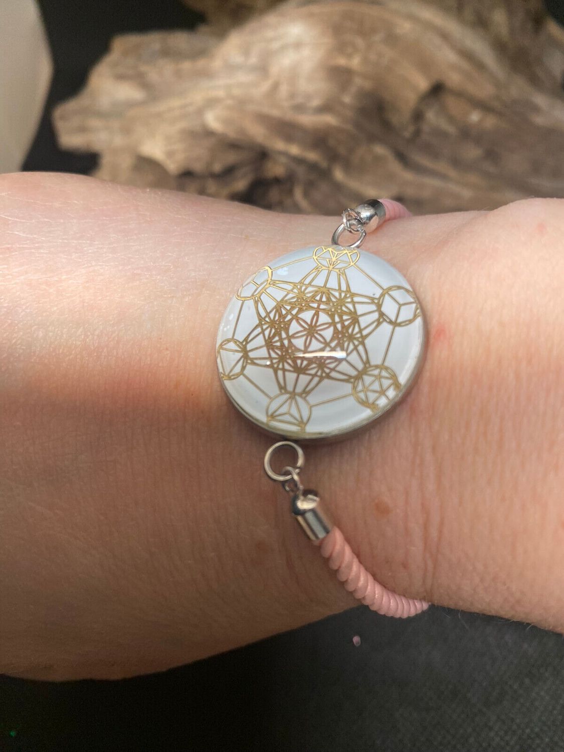 Armband-Kordel, zartrose, Metatron mit den platonischen Körpern, Disc(hinter Glas) gold legiert + Kupfer unterlegt ca. 25 mm, Verschluss durch Ziehen in der Größe leicht zu verstellen