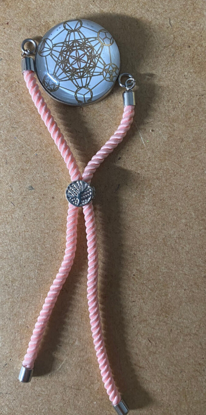 Armband-Kordel, zartrose, Metatron mit den platonischen Körpern, Disc(hinter Glas) gold legiert + Kupfer unterlegt ca. 25 mm, Verschluss durch Ziehen in der Größe leicht zu verstellen