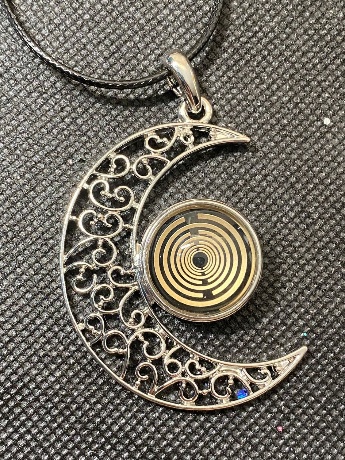 Amulett – Mond mit Wechseldruckknopf mit – Lakhovsky MWO – 18 mm / goldlegiert / schwarz – Produktansicht 1