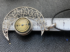 Amulett – Mond mit Wechseldruckknopf mit – Lakhovsky MWO – 18 mm / goldlegiert / schwarz – Produktansicht 1