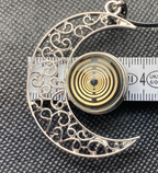 Amulett – Mond mit Wechseldruckknopf mit – Lakhovsky MWO – 18 mm / goldlegiert / schwarz – Produktansicht 1