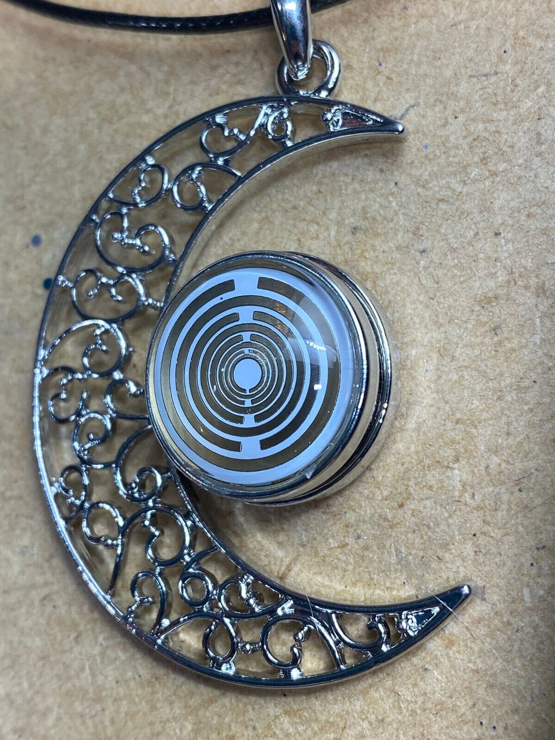 Amulett – Mond mit Wechseldruckknopf mit – Lakhovsky MWO – 18 mm / goldlegiert / schwarz – Produktansicht 1