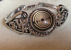 Armband-silberfarbend,Wechseldruckknopf,Symbol Lakhovsky MWO Schwingkreis Oszillator Antenne (stromlos), weiße+schwarze Disc gold legiert + Kupfer unterlegt ca. 18 mm hinter Glas,Magnetverschluss