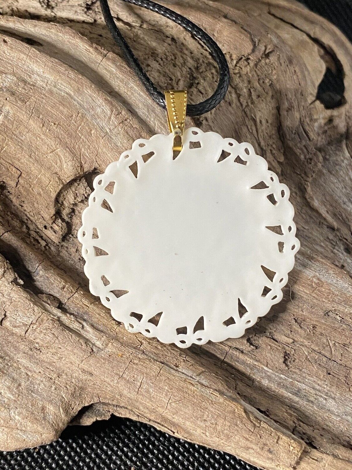 Amulett – Resin Harz Art – Lakhovsky MWO – 25 mm / goldlegiert / weiß – Produktansicht 1