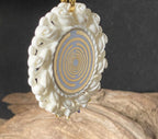 Amulett – Resin Harz Art – Lakhovsky MWO – 25 mm / goldlegiert / weiß – Produktansicht 1