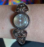 Armband-silberfarbend,Wechseldruckknopf,Symbol Lakhovsky MWO Schwingkreis Oszillator Antenne (stromlos), weiße+schwarze Disc gold legiert + Kupfer unterlegt ca. 18 mm hinter Glas,Magnetverschluss