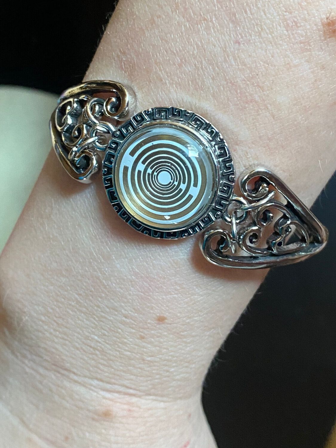 Armband-silberfarbend,Wechseldruckknopf,Symbol Lakhovsky MWO Schwingkreis Oszillator Antenne (stromlos), weiße+schwarze Disc gold legiert + Kupfer unterlegt ca. 18 mm hinter Glas,Magnetverschluss